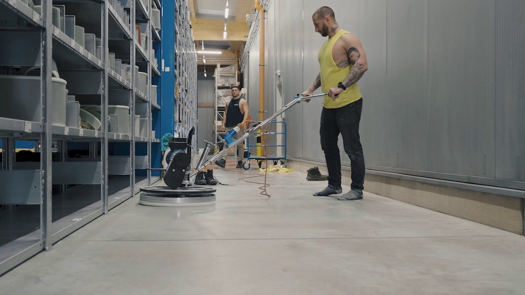 Návštěva výrobní haly: Jak rychle a kvalitně opravit podlahu